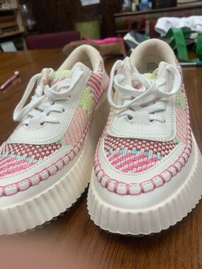 Tennis shoes